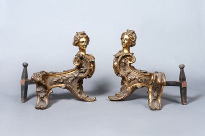 null Paire de chenets en bronze doré à décor de têtes de femmes et rinceaux feuillagés.

XIXème...