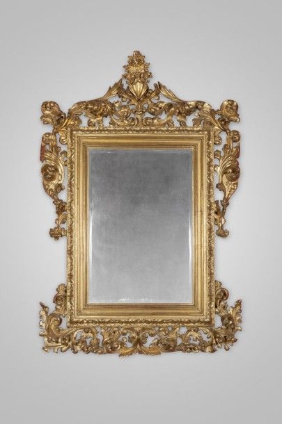 null Important miroir en bois sculpté, ajouré et doré à encadrement mouluré, fronton,...