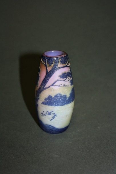 DE VEZ De Vez

Vase de forme conique en verre gravé à l'acide à décor de paysage...