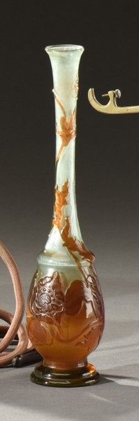 GALLE Gallé

Vase soliflore à long col en verre gravé à l'acide à décor de fleurs...