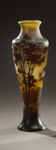GALLE Gallé

Vase de forme balustre en verre gravé à l'acide à décor de paysage forestier...