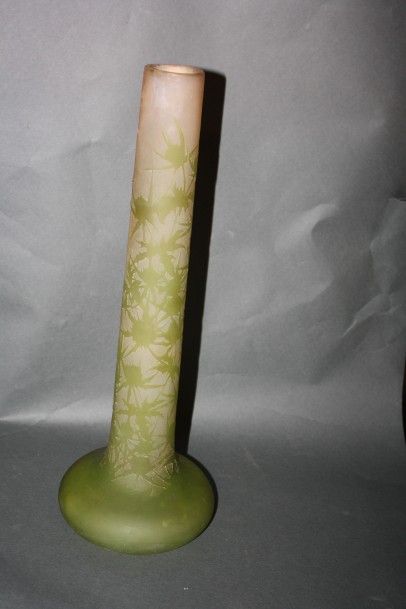 GALLE Gallé 

Vase tubulaire à large base en verre gravé à l'acide à décor floral...