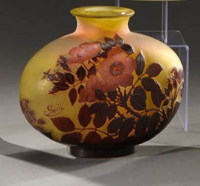 GALLE Gallé

Vase de forme ovale à col ouvert en verre gravé à l'acide à décor de...