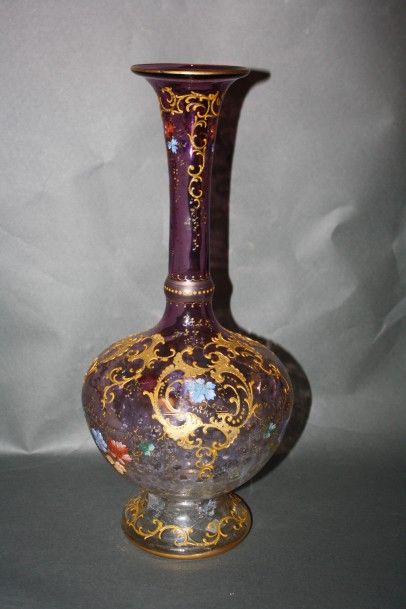 MOSER Moser

Grand vase soliflore sur piédouche à décor émaillé et doré de rinceaux...