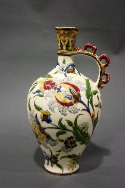 ZSOLNAY Zsolnay

Pichet en céramique polychrome à décor floral. Signé. 

H. 32 c...