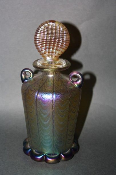 null Flacon en verre irisé à deux anses, décor stylisé de plumes de paon. 

H. 16...
