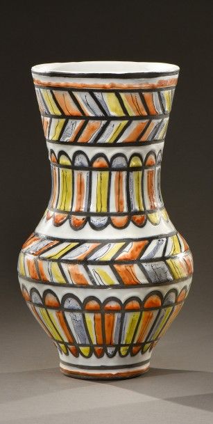 ROGER CAPRON (1922-2006) Roger Capron (1922-2006)

Vase de forme galbée en céramique...