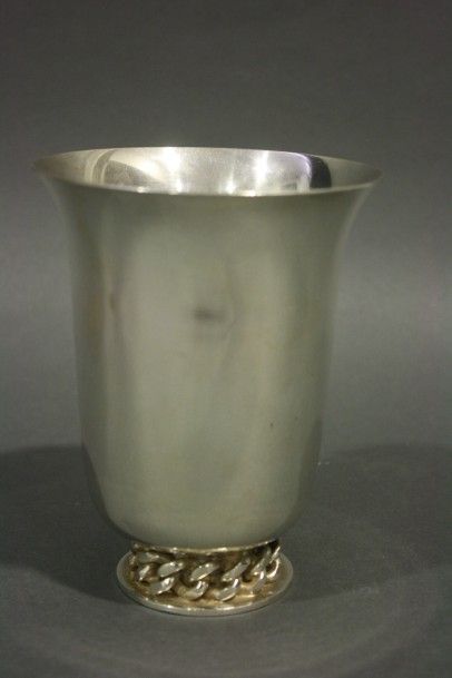 Jean DESPRES (1889-1980) Jean Desprès (1889-1980) 

Vase conique en métal argenté,...