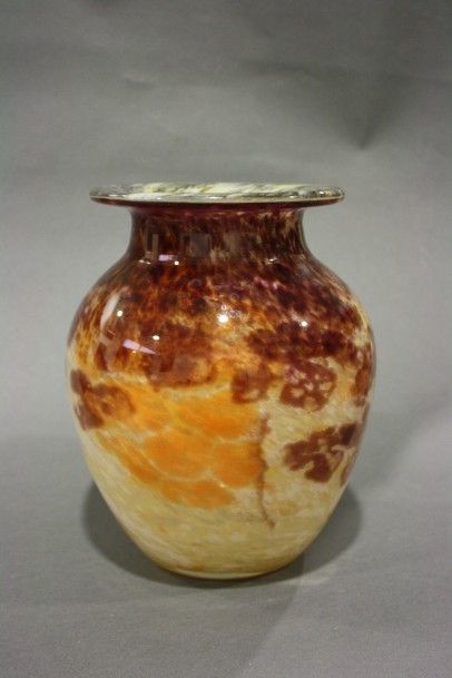 SCHNEIDER Schneider

Vase de forme boule à col ouvert en verre marbré dans les tons...