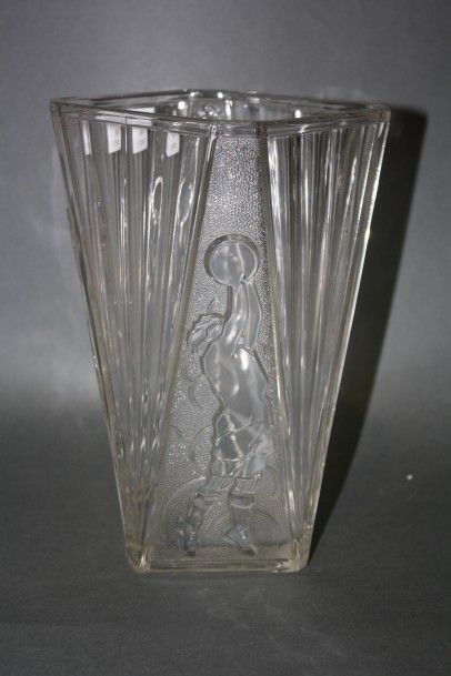 VAL SAINT-LAMBERT Val Saint-Lambert

Vase en cristal à pans coupés à décor stylisé...