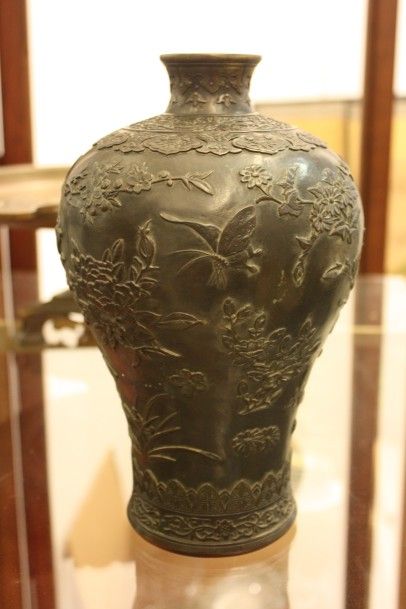 null Japon. Vase en bronze à décor de fleurs et papillons.