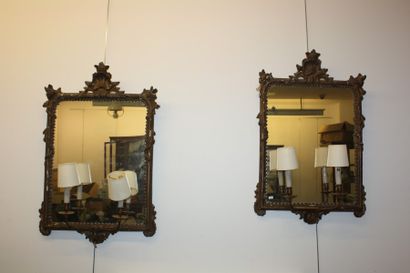 null Paire de miroirs à décor de coquilles formant appliques à deux bras de lumi...