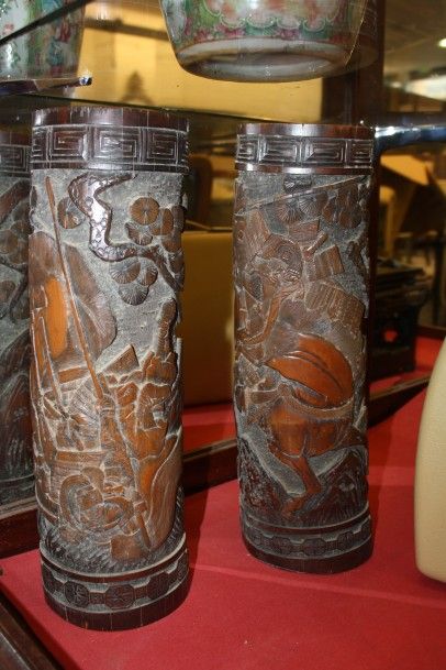 null Paire de vase en bambou sculpté à décor de guerrier sur son cheval et pins 