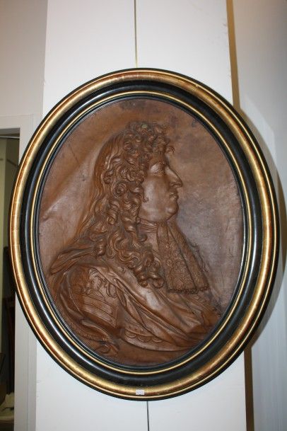 null Médaillon représentant Louis XIV en cuir repoussé (accidents)