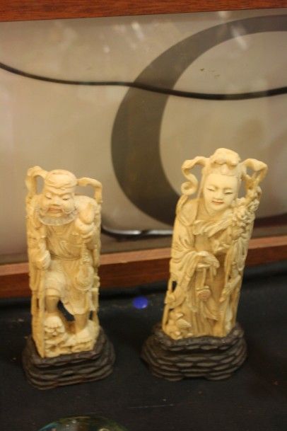 null Vieillard et courtisane, deux sujets sculptés