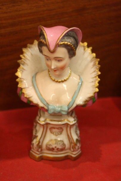 null Marguerite de Navarre, sujet en porcelaine polychrome, marque au dos 