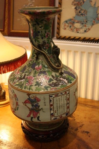 null Vase à décor de personnage et calligraphie, Chine, percé dans le fond