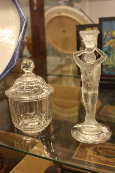 null Bonbonnière en verre et petite sculpture représentant une femme à la cruche...