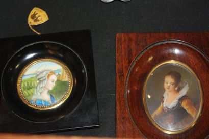 null Deux miniatures, Sainte de profil et Femme