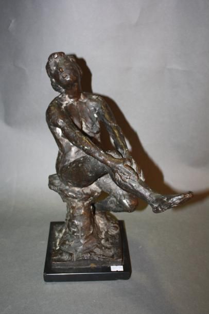 null Ecole française vers 1950

Femme nue assise

Bronze à patine noire nuancée....