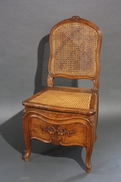 P. Forget. (1723 - 6 juillet 1789) Chaise d'aisance en hêtre patiné, mouluré, sculpté...