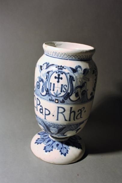 null MIDI

Pot canon sur piédouche à décor en camaïeu bleu d'une inscription "C.Pap.Rhæ."...