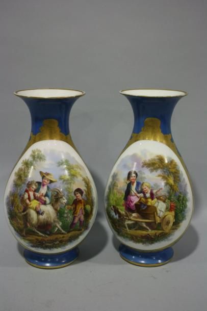 null Grande paire de vases balustre en porcelaine de Paris à fond bleu roi, ornées...