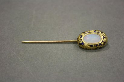 null Épingle de cravate en or jaune 18K (750/oo) ornée d'un cabochon cabochon d'opale...