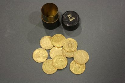 null Dix pièces de 20 Frs or, dans un étui.