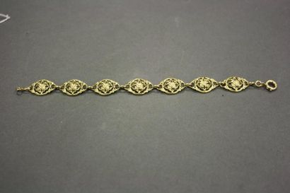 null Bracelet ancien en or jaune 18K (750/oo) à maillons ajourés et ciselés à décors...