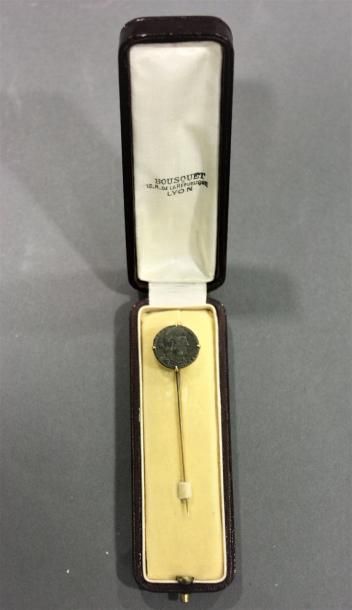 null Épingle de cravate en or jaune 18K (750/oo) ornée d'une pièce antique en bronze....
