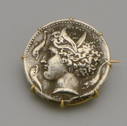 null Broche ornée d'un médaillon Grec en argent (900/oo) à décor de profil d'homme...