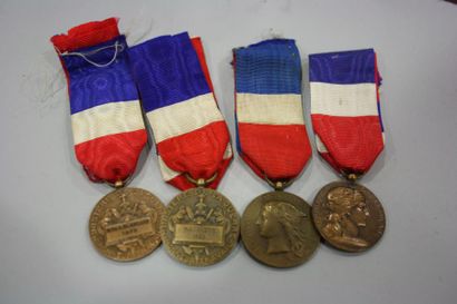 null France. Quatre médailles du travail du ministère de la Guerre.