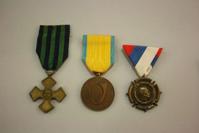 null France. Lot : Croix de guerre Roumaine 1914-1919 + commémorative serbe + médaille...