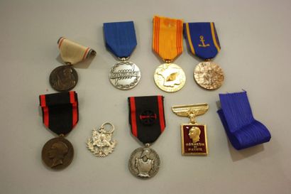 null France. Huit décorations militaires dont une médaille de l'aéronautique.