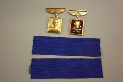null France. Deux médailles d'Honneur de l'aéronautique, un modèle émaillé et un...