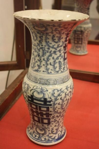 Vase Chine, blanc bleu à décor de fleurs...