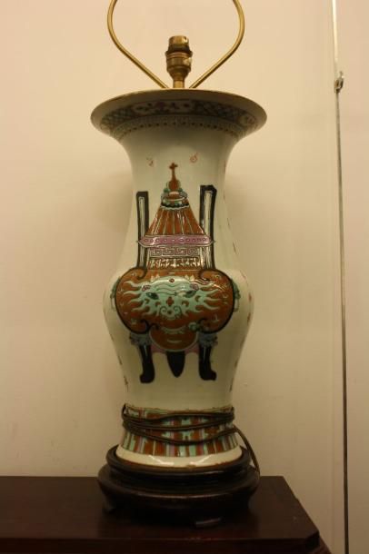 Vase Chine monté en lampe à décor d'idéo...