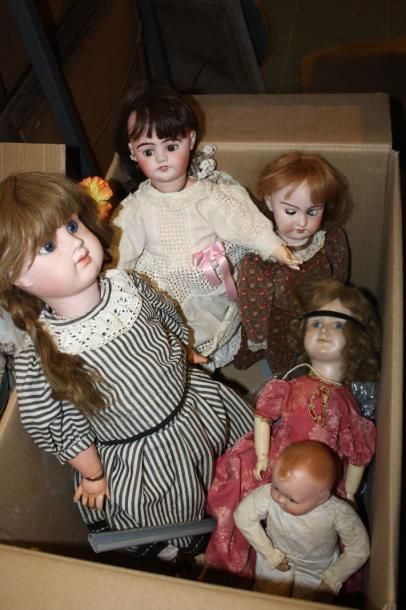 null Lot compenant 5 poupées anciennes.