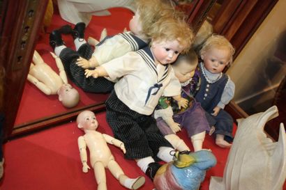 Lot comprenant 4 poupées. 