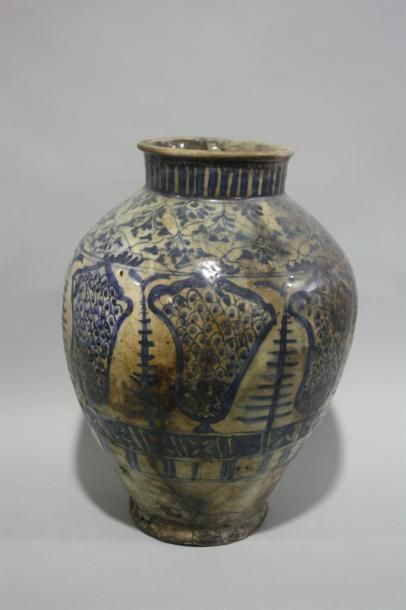 null IRAN

Vase balustre en céramique siliceuse à décor de six cartouches ornés d'imbrications...