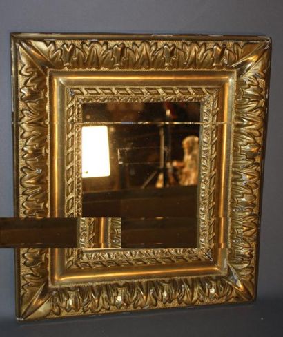 null Petit miroir en bois sculpté et doré, encadrement à feuillages.

Début du XVIIIème...