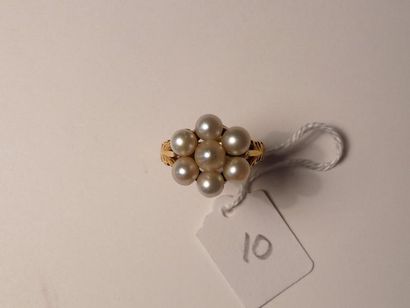 null Bague "Fleur" en or jaune 18K (750/oo) à décor ciselé agrémentée de perles de...