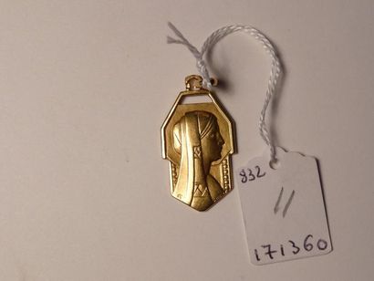 null Médaille en or jaune 18K (750/oo) de forme géométrique représentant la vierge...