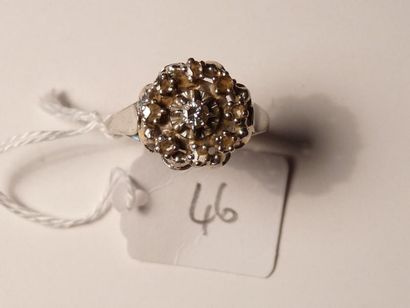 null Bague Rosace en or gris 18K (750/oo) centrée d'un diamant taille brillant dans...