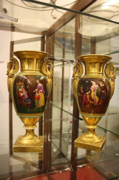 null Paire de vases en porcelaine de Paris à décor de personnages, petit accident...
