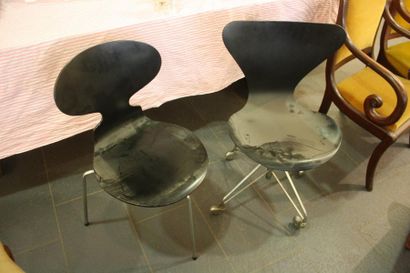 null Deux chaises design années 70/80, modèle "Fourmi" de Jacobsen 