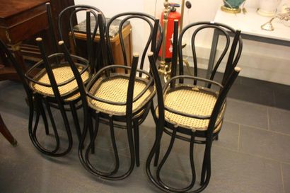 null Six chaises de bistrot en bois courbé noirci 