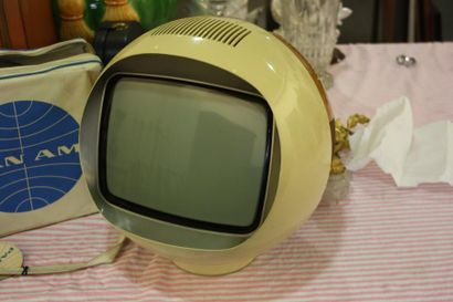 null Téléviseur ancien Radiola, modèle RA2870