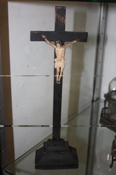 null Christ sur croix en bois noirci XIXe siècle.